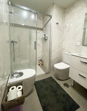 Shower, hair dryer, towels - "Sunny Panorama" apartment with sea view, communal pool & WLAN (Torrox)