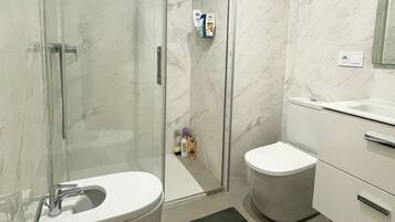 Douche, sĂšche-cheveux, serviettes fournies