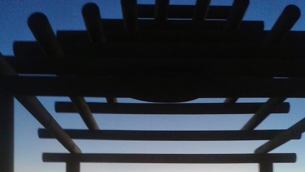 A wooden pergola structure with a view of the ocean at sunset. - Holiday Home 'Mora' with Private Terrace, Private Garden and Wi-Fi (Vejer de la Frontera)