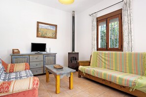 TV, fireplace - Holiday Home 'Mora' with Private Terrace, Private Garden and Wi-Fi (Vejer de la Frontera)