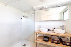 Douche, sèche-cheveux, serviettes fournies