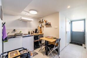 Køleskab, mikrobølgeovn, ovn, kogeplade