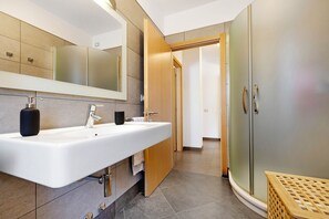 Dusche, Haartrockner, Handtücher