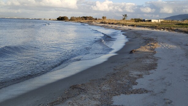 A beach with a sandy shore, a clear sky, and distant land. - Kos Dream Beachwalk Apartment with Private Terrace, Balcony, and Wi-Fi (???)