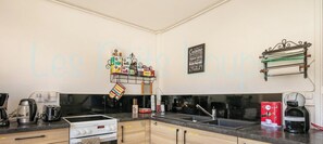 Køleskab, mikrobølgeovn, ovn, kogeplade