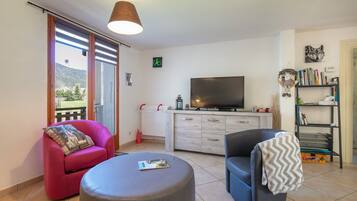 Tv, dvd-afspiller, stereoanlæg