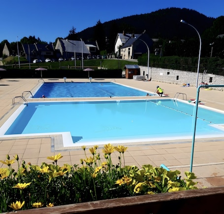 Pool. Apartment Les Ptits Loups, Autrans-Méaudre en Vercors, mountain view, private terrace and garden