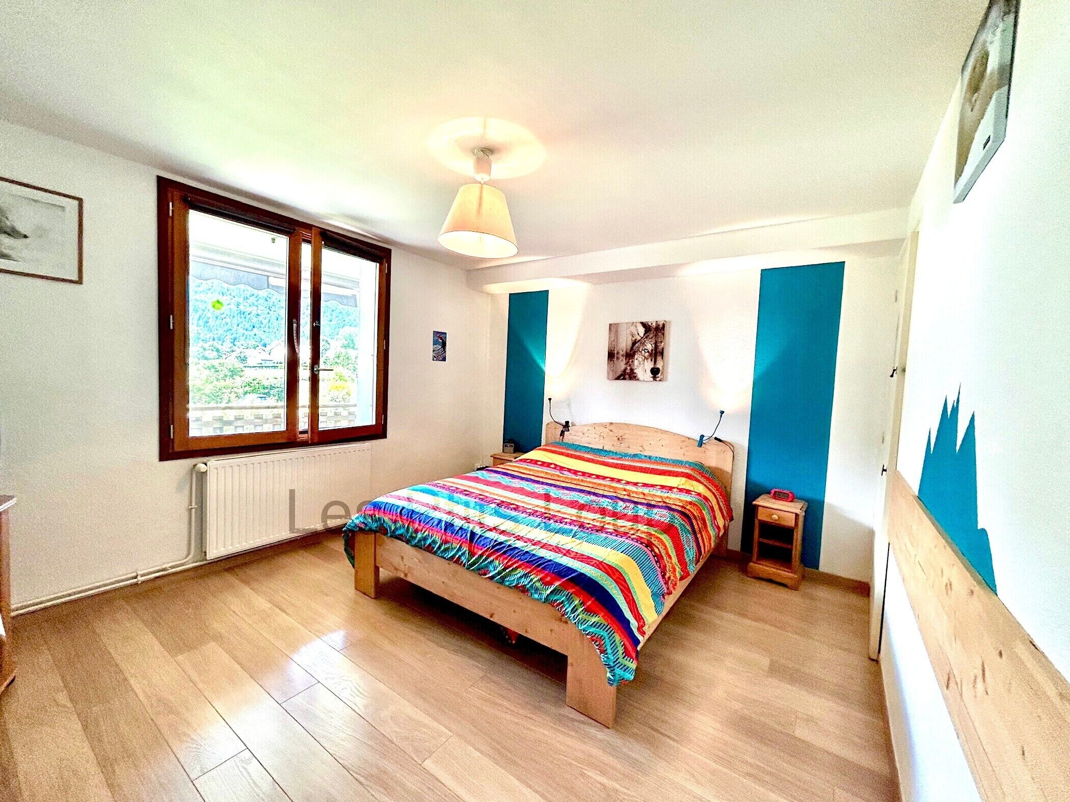 2 habitaciones y tabla de planchar con plancha 