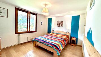 2 habitaciones y tabla de planchar con plancha