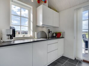 Køleskab, mikrobølgeovn, opvaskemaskine, køkkentøj/tallerkener/redskaber