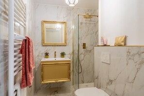 Shower, hair dryer, towels - Holiday Home 'Mirò' with Private Garden, Wi-Fi and Air Conditioning (Lucca)