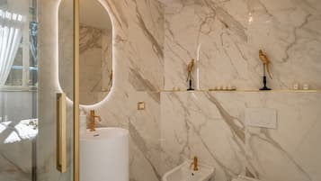 Dusche, Haartrockner, Handtücher