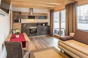 TV - Apartment 'Penthouse Xl- Right' with Mountain View, Shared Pool and Wi-Fi (Sand in Taufers)