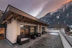 Terrace/patio - Apartment 'Penthouse Xl- Right' with Mountain View, Shared Pool and Wi-Fi (Sand in Taufers)