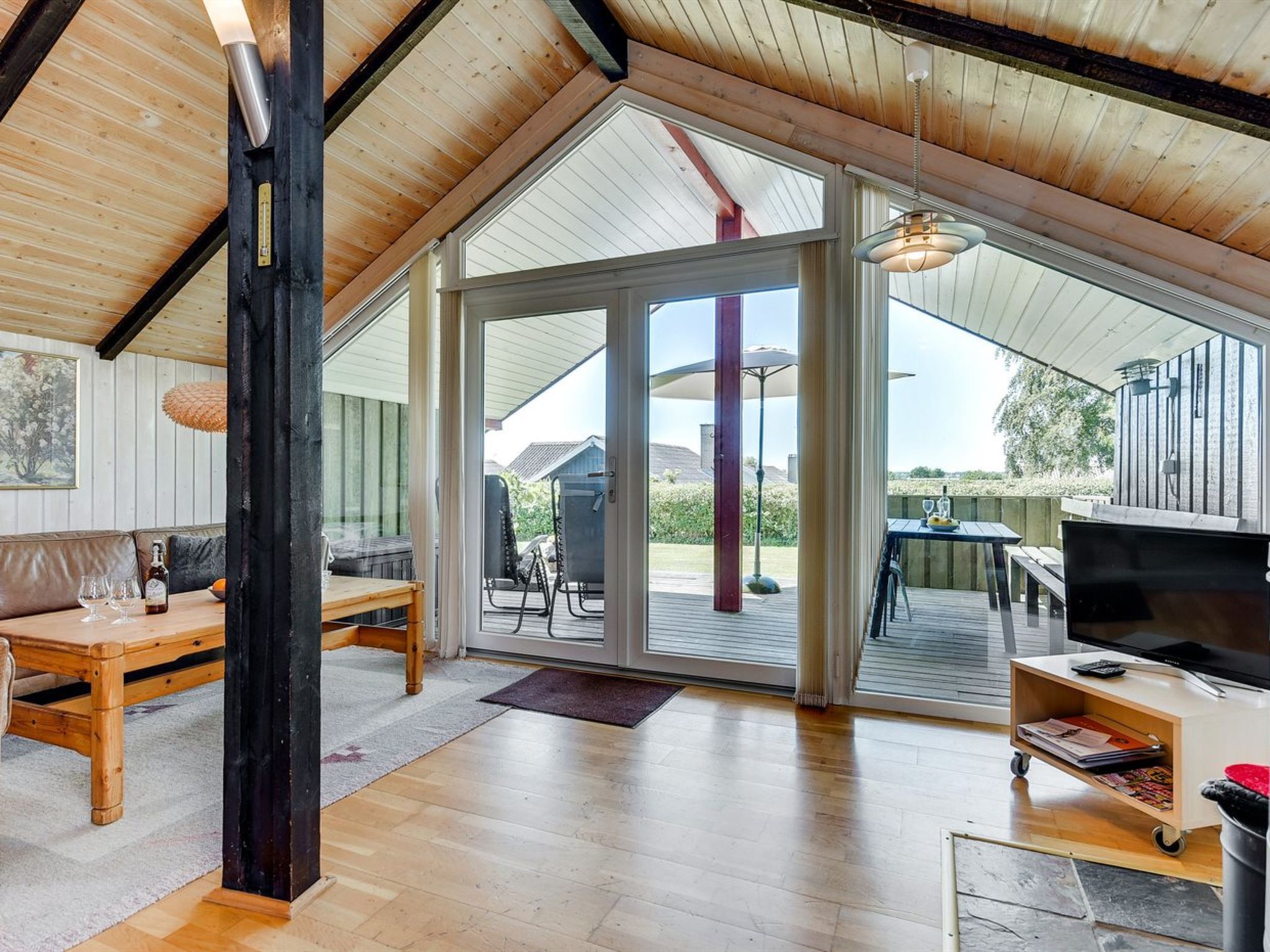 Fernseher, Kamin, DVD-Player