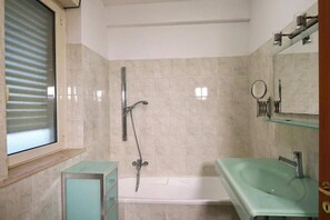 Shower, hair dryer, bidet, towels - Sleep and Fly By - Airport Fiumicino - Apartment (Fiumicino)