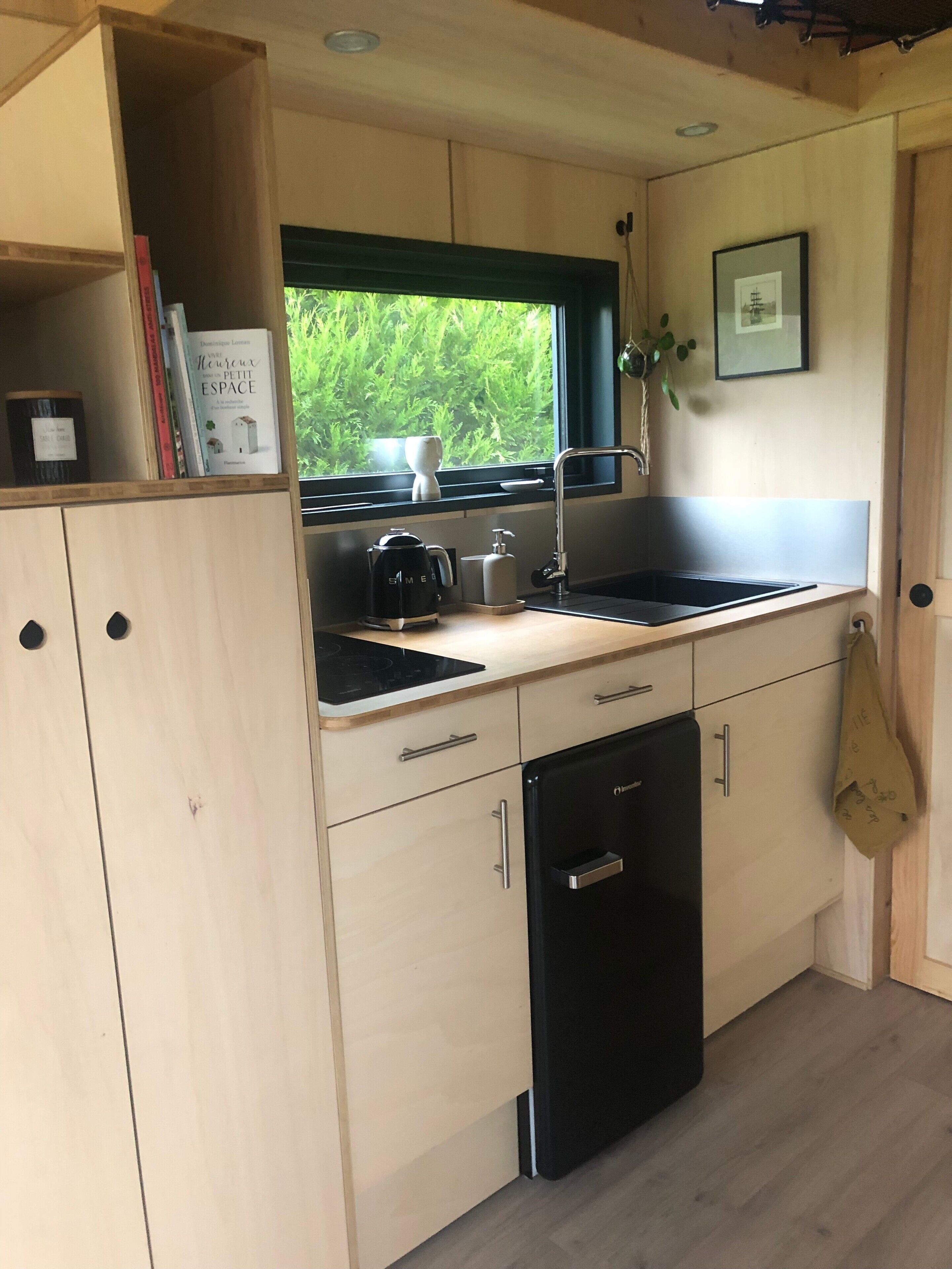 Fridge, stovetop, coffee/tea maker, electric kettle