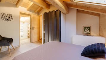 4 bedrooms, iron/ironing board, free WiFi, bed sheets