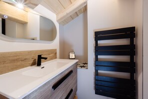 Badekar, hårtørrer, håndklæder