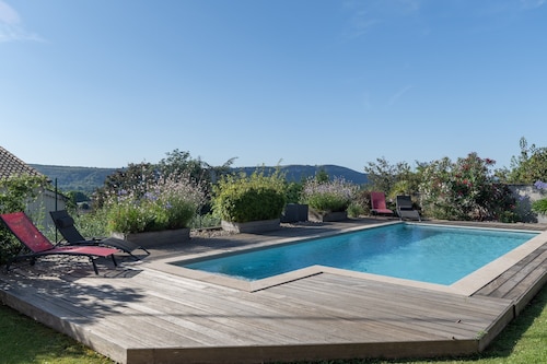 Vakantiehuis 'Coeur d'Ardèche, Ruim en Comfortabel' met Uitzicht, Privézwembad en Jacuzzi