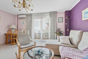 En stue med sofa, lænestol, spisebord og stole.