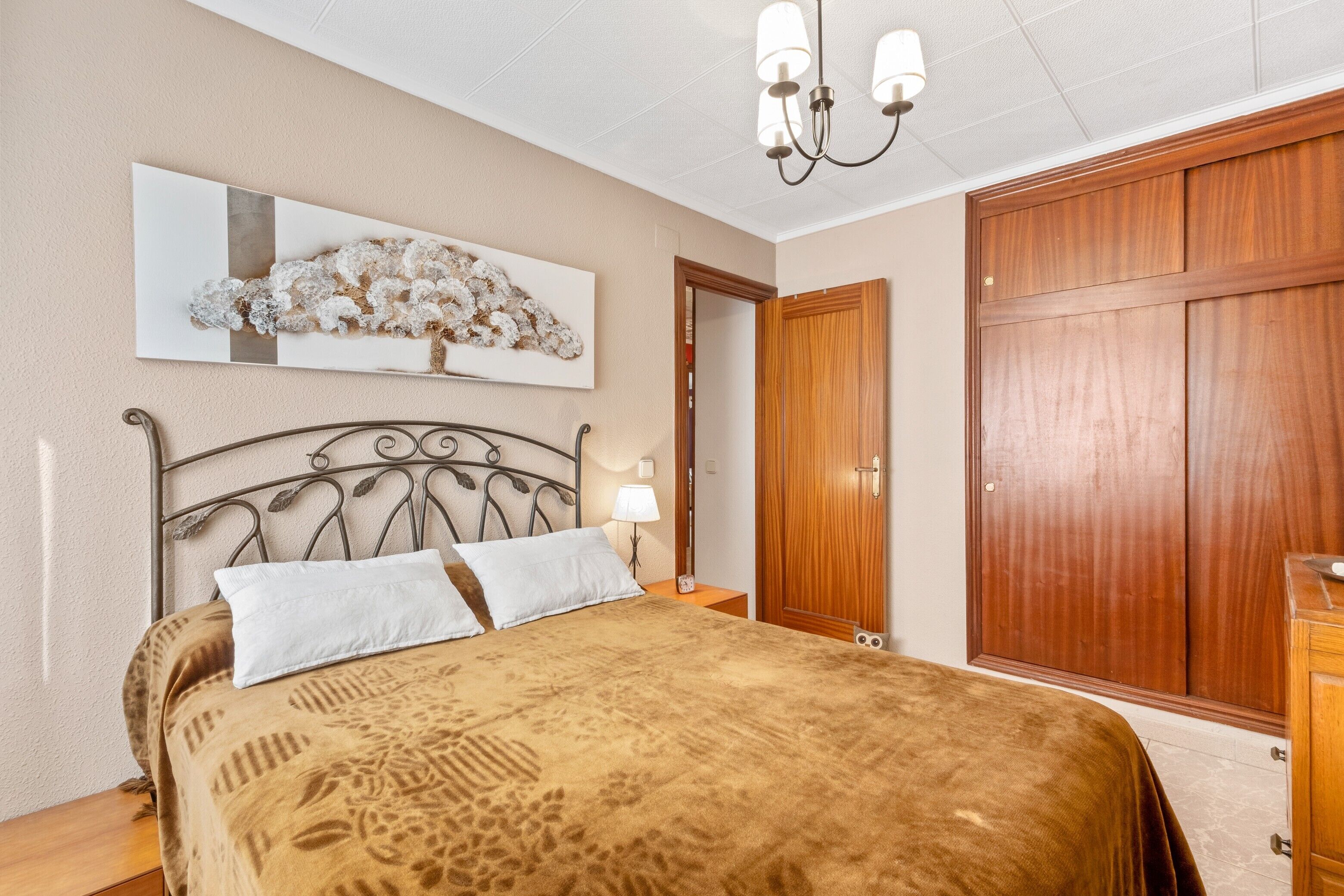 2 slaapkamers, een strijkplank/strijkijzer, gratis wifi, beddengoed