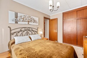 2 chambres, fer et planche à repasser, Wi-Fi gratuit, draps fournis