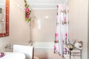 Baignoire, sèche-cheveux, serviettes fournies