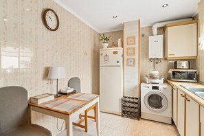 Frigorifero, microonde, macchina per tè/caffè, bollitore elettrico