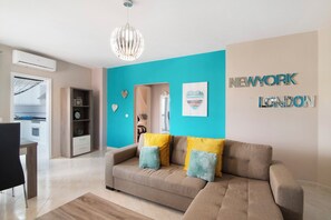 TV - Holiday Apartment 'Blue House' with Shared Pool, Balcony & Wi-Fi (Armação de Pêra)