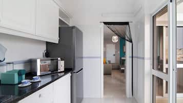 Frigorifero, microonde, forno, piano cottura