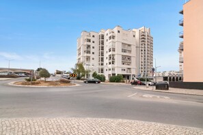 Exterior - Holiday Apartment 'Blue House' with Shared Pool, Balcony & Wi-Fi (Armação de Pêra)