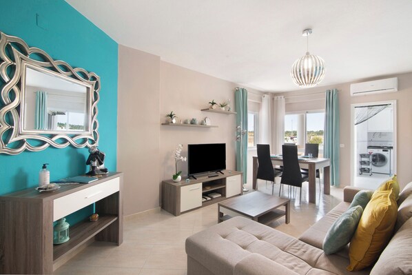 TV - Holiday Apartment 'Blue House' with Shared Pool, Balcony & Wi-Fi (Armação de Pêra)