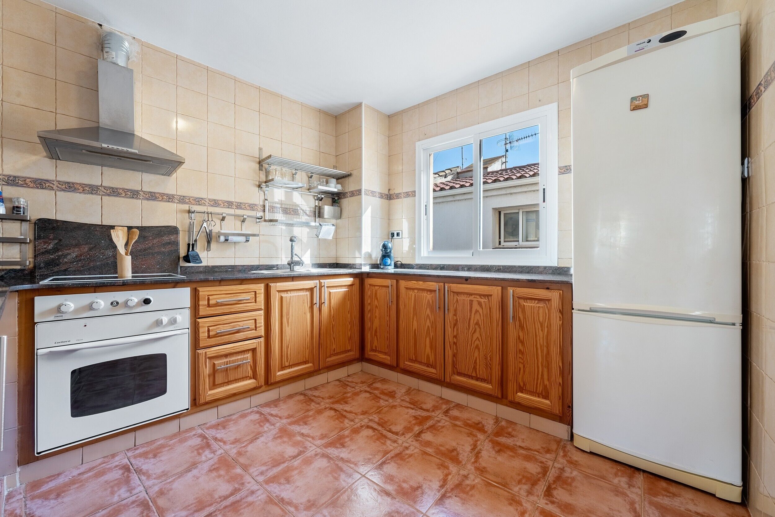 Frigorifero, microonde, forno, piano cottura