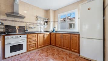 Een koelkast, een magnetron, een oven, een kookplaat