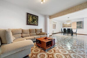 TV, mesa de pingue-pongue