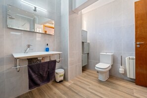 Dusche, kostenlose Toilettenartikel, Haartrockner, Handtücher