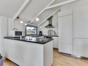 Jääkaappi, mikroaaltouuni, uuni, keittoastiat/astiat/ruokailuvälineet