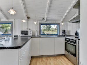 Køleskab, mikrobølgeovn, ovn, køkkentøj/tallerkener/redskaber