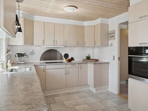 Kühlschrank, Mikrowelle, Geschirrspüler, Kochgeschirr/Geschirr/Besteck