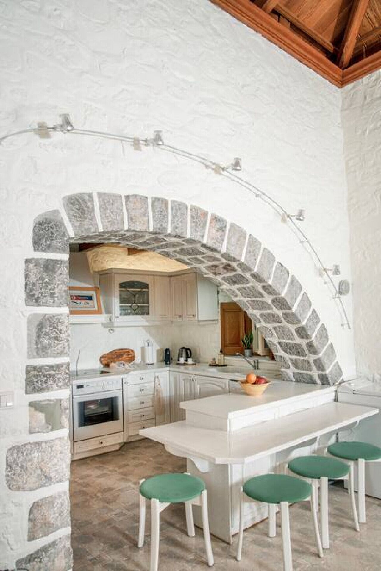 Fridge, oven, stovetop, coffee/tea maker