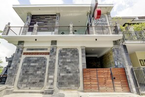A two-story building with a balcony, a gated entrance, and a sign for 'Kramas Canggu'. - OYO Puri Kramas Canggu (Tibubeneng)