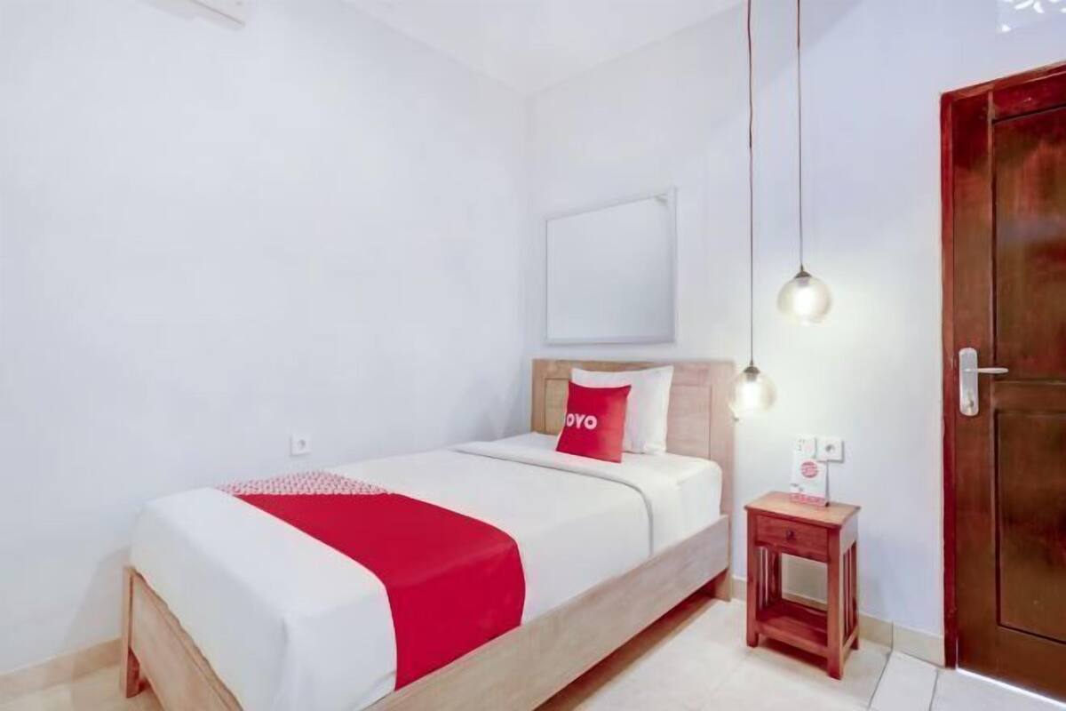 Laptop workspace, free WiFi, bed sheets