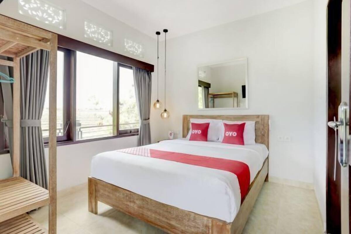 Laptop workspace, free WiFi, bed sheets