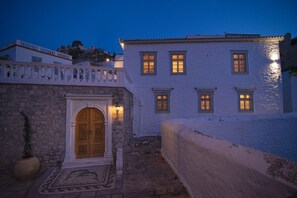 Exterior - Traditional elegant house, a true gem in the heart of Hydra town. (Hydra Town Saronic Islands)
