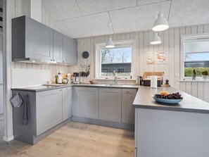 Køleskab, opvaskemaskine, køkkentøj/tallerkener/redskaber