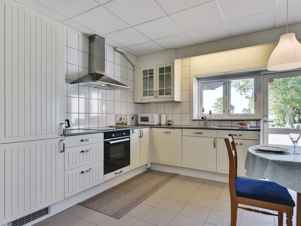 Fridge, microwave, dishwasher, cookware/dishes/utensils