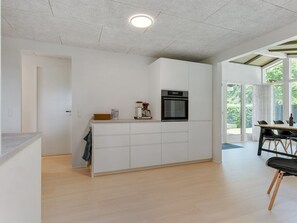 Kühlschrank, Mikrowelle, Geschirrspüler, Kochgeschirr/Geschirr/Besteck