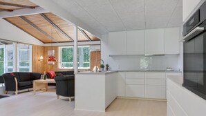 Kjøleskap, mikrobølgeovn, oppvaskmaskin og kjøkkenutstyr