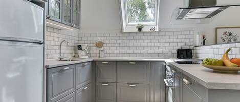 Kühlschrank, Mikrowelle, Ofen, Geschirrspüler